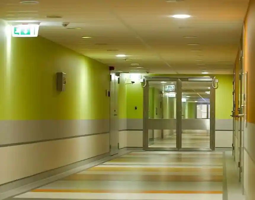 Porta vetrata a due ante in acciaio in corridoio in un ospedale